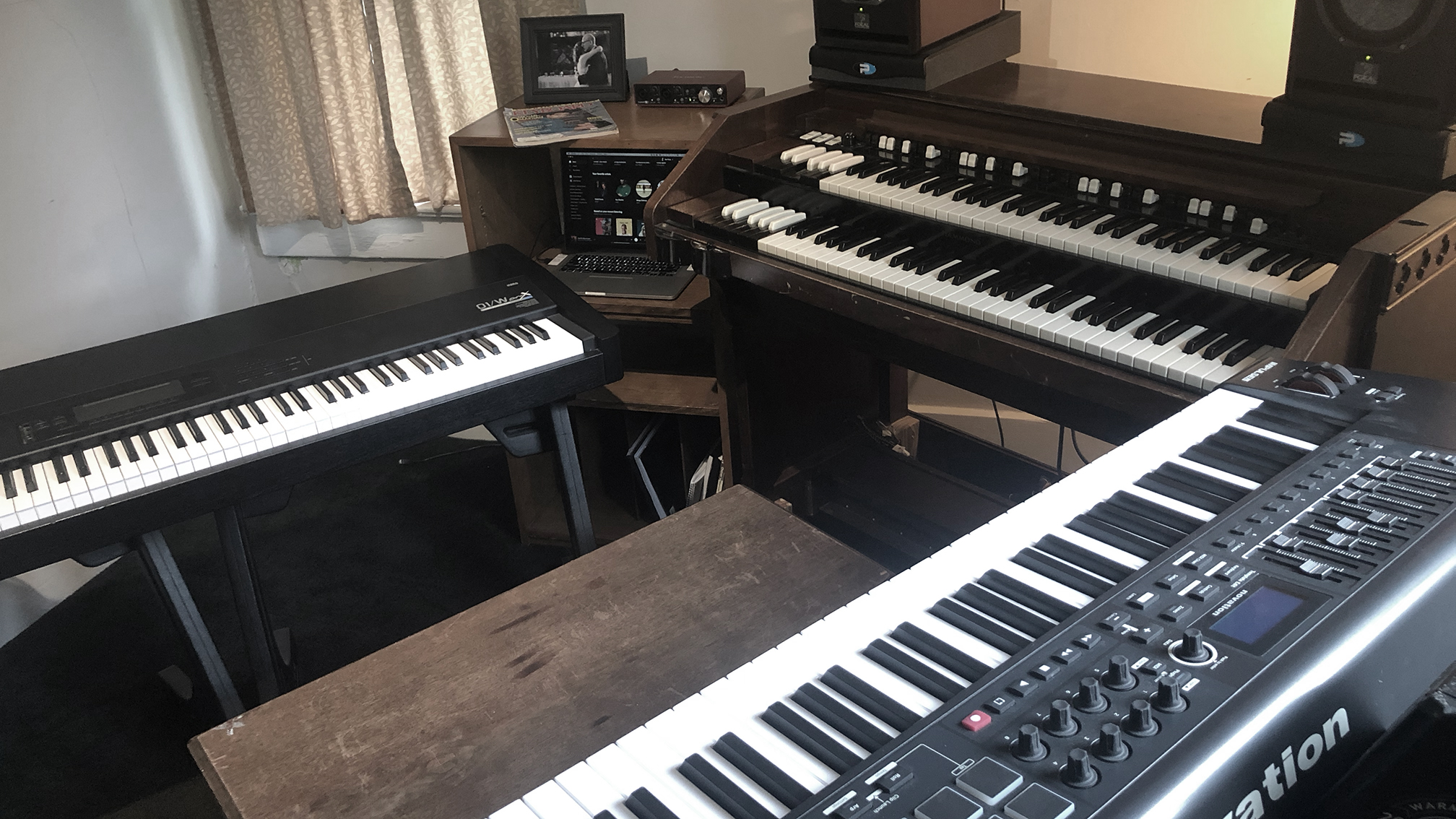 KEYBOARD & MIDI ROOM